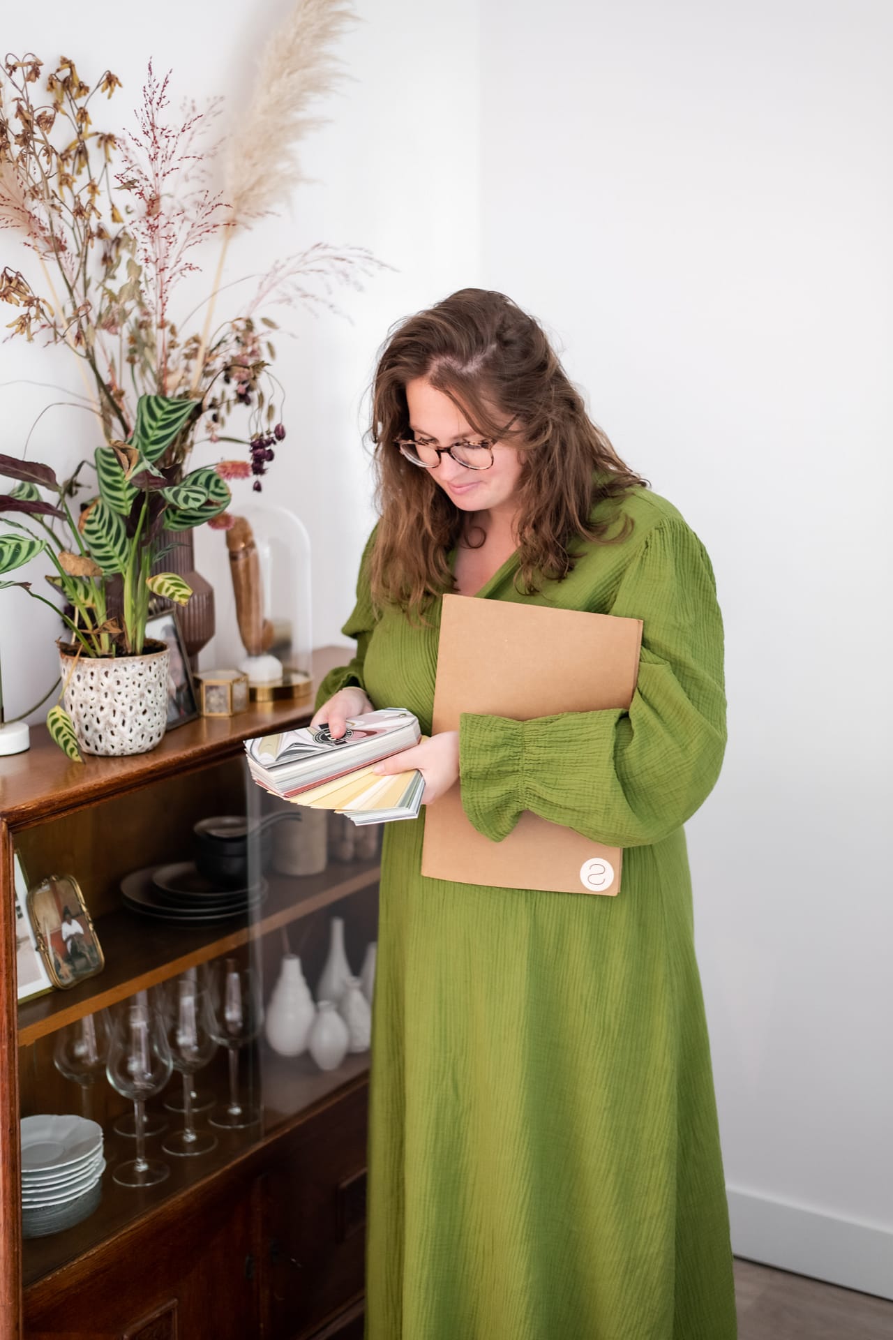 Als interieur styliste voel ik heel goed aan wat jouw wensen zijn en pik ik de knelpunten er voor je uit. Ik denk met je mee en kom met creatieve, praktische en stijlvolle ideeën en heel veel tips. Met mijn kennis, creativiteit en enthousiasme help ik je met een interieur wat persoonlijk is, wat rust geeft, waar je niet meer mee hoeft te stoeien en waar je volop van kunt genieten.